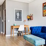 Backup-Power Eclectic Blue City View Apartment