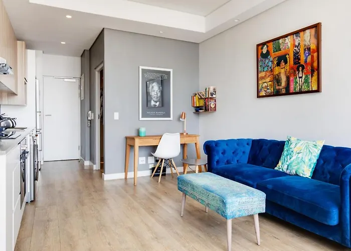 Backup-Power Eclectic Blue City View Apartment